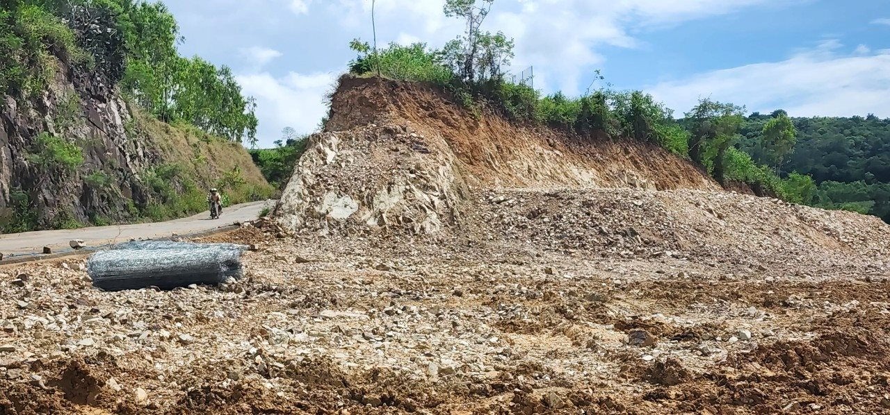 Phú Yên: Ai chịu trách nhiệm xử lý phục hồi môi trường sau nạn khai thác đất trái phép? Phú Yên: Ai chịu trách nhiệm xử lý phục hồi môi trường sau nạn khai thác đất trái phép?