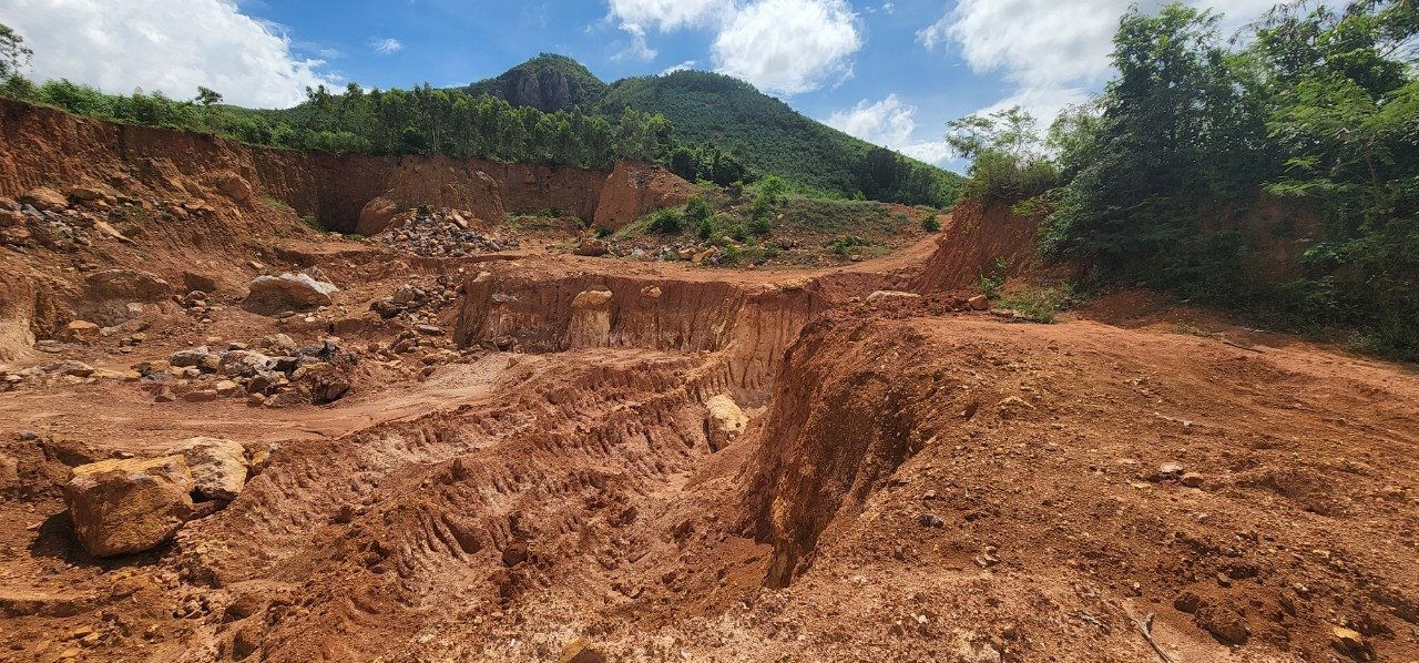 Phú Yên: Ai chịu trách nhiệm xử lý phục hồi môi trường sau nạn khai thác đất trái phép? Phú Yên: Ai chịu trách nhiệm xử lý phục hồi môi trường sau nạn khai thác đất trái phép?
