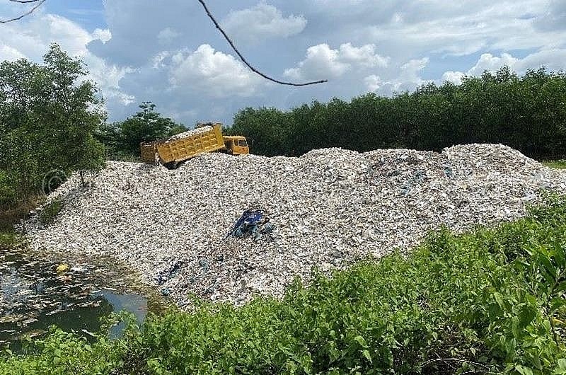 Bắt quả tang đối tượng đổ hàng chục tấn chất thải rắn công nghiệp ra môi trường