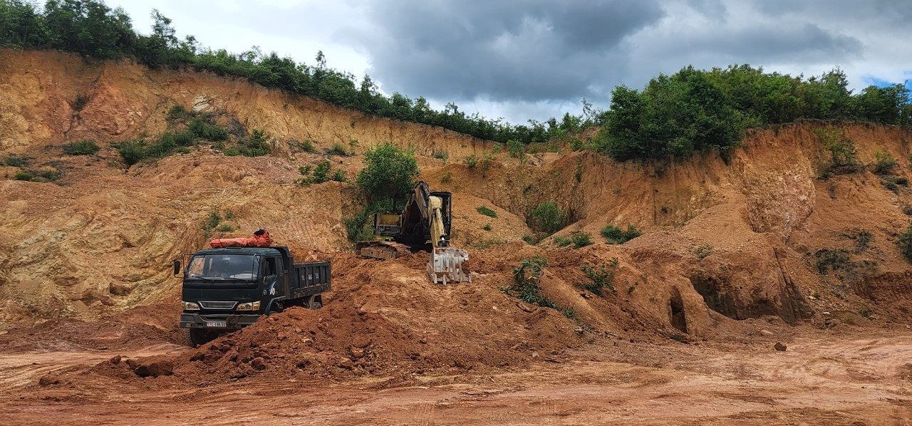 Vân Canh (Bình Định): Chưa được phép xây dựng Trại chăn nuôi heo đã khai thác đất san lấp mặt bằng