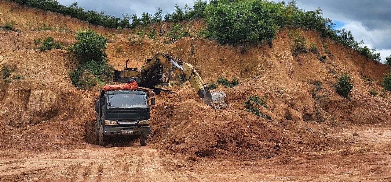 Vân Canh (Bình Định): Chưa được phép xây dựng Trại chăn nuôi heo đã khai thác đất san lấp mặt bằng