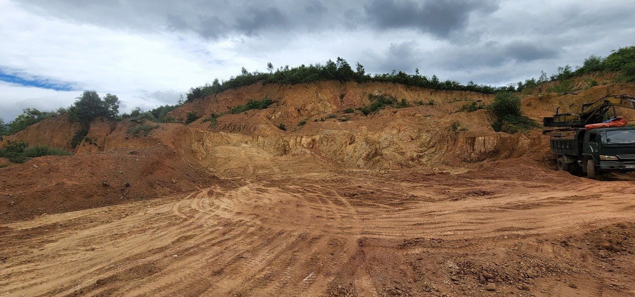 Vân Canh (Bình Định): Chưa được phép xây dựng Trại chăn nuôi heo đã khai thác đất san lấp mặt bằng