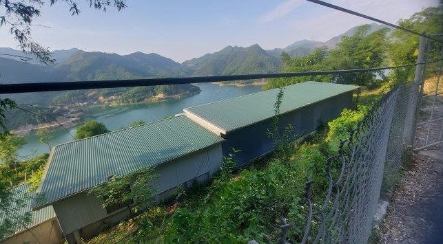 Đà Bắc – Hòa Bình: Buông lỏng quản lý, dân tùy tiện dựng nhà sát lòng hồ thủy điện? Đà Bắc – Hòa Bình: Buông lỏng quản lý, dân tùy tiện dựng nhà sát lòng hồ thủy điện?