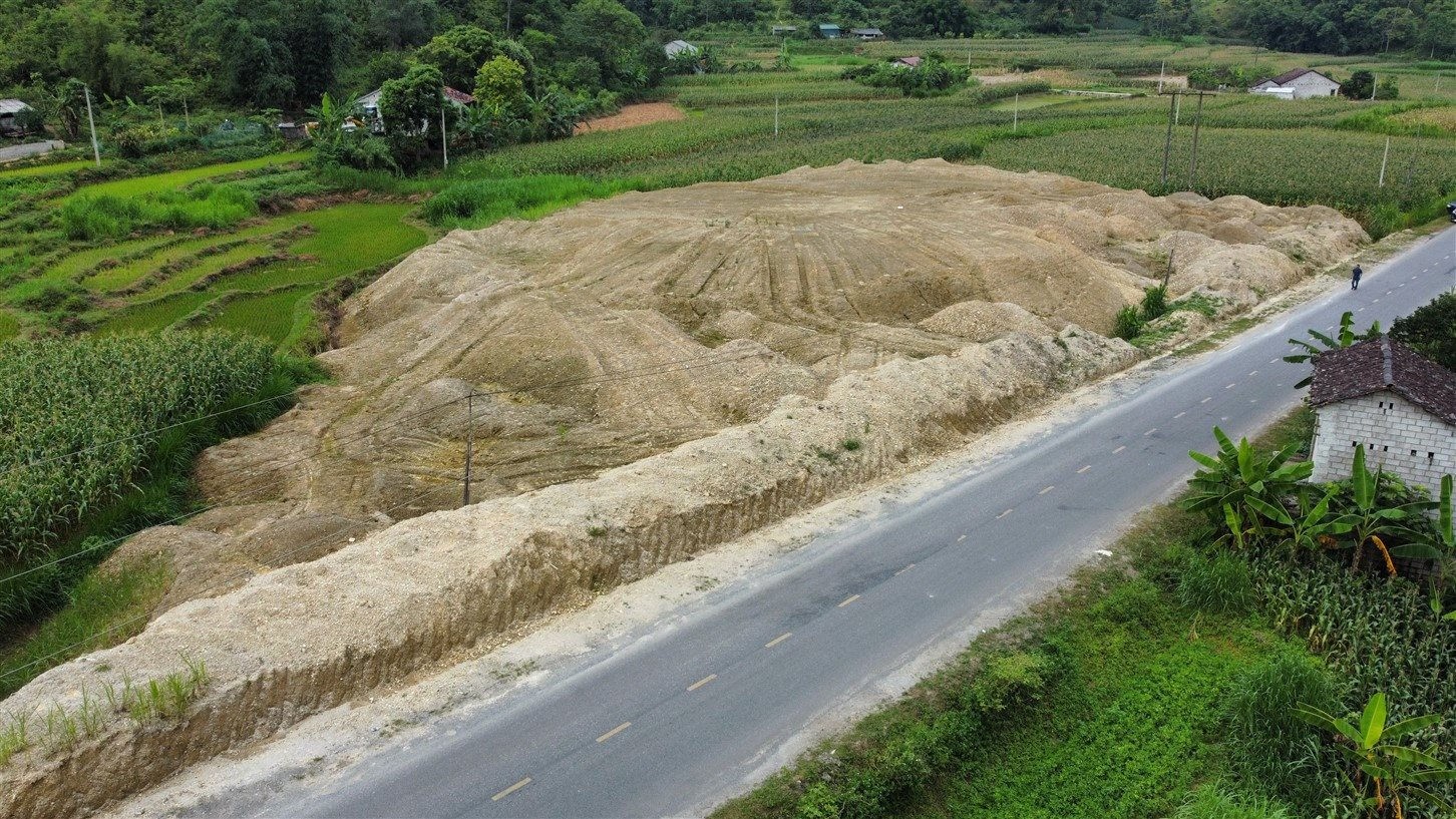 Quảng Hòa (Cao Bằng): Hàng nghìn m² đất nông nghiệp bị “hô biến” thành bãi đổ thải Quảng Hòa (Cao Bằng): Hàng nghìn m² đất nông nghiệp bị “hô biến” thành bãi đổ thải