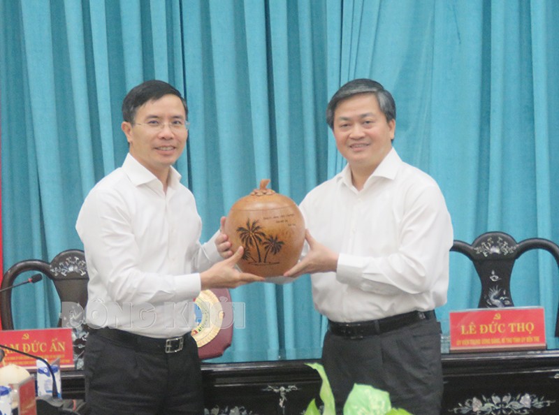 Bến Tre: Ban Thường vụ Tỉnh ủy tiếp và làm việc với Agribank Bến Tre: Ban Thường vụ Tỉnh ủy tiếp và làm việc với Agribank