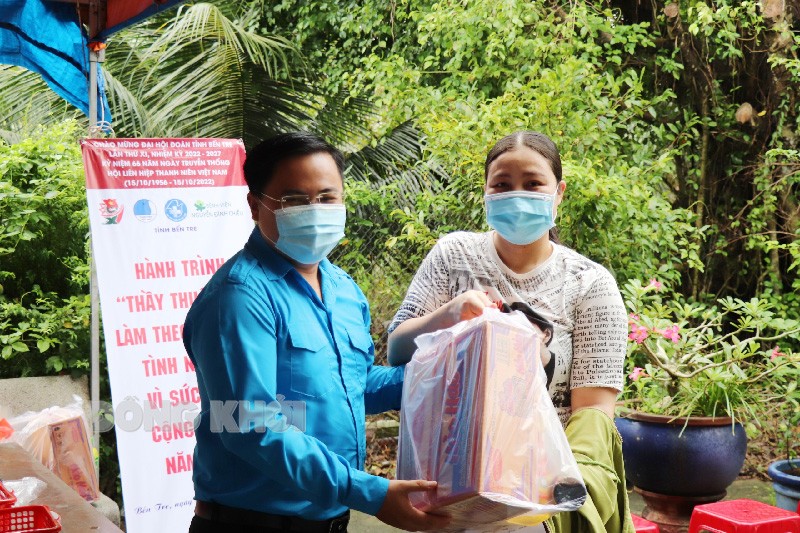 Bến Tre: Khám, cấp thuốc, phát quà cho 50 công nhân khó khăn tại Khu công nghiệp An Hiệp