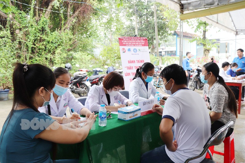 Bến Tre: Khám, cấp thuốc, phát quà cho 50 công nhân khó khăn tại Khu công nghiệp An Hiệp