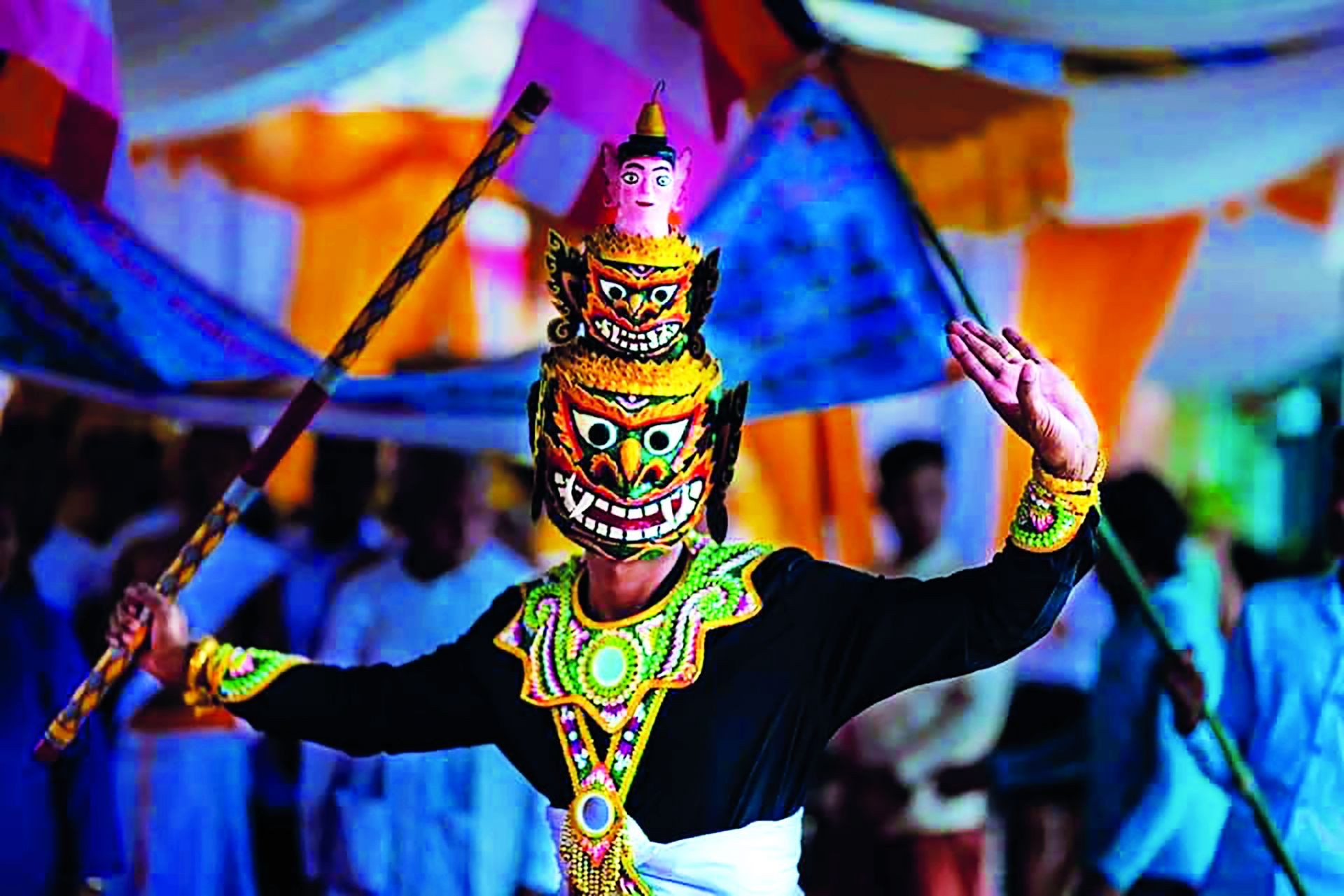 Múa chằn - Với những động tác uyển chuyển của người diễn và những bản nhạc đặc sắc, múa chằn là một trong những điệu nhảy truyền thống đầy sức sống. Hãy cùng xem hình ảnh liên quan để thấy rõ vẻ đẹp của múa chằn và cảm nhận được nét độc đáo của văn hóa Việt.