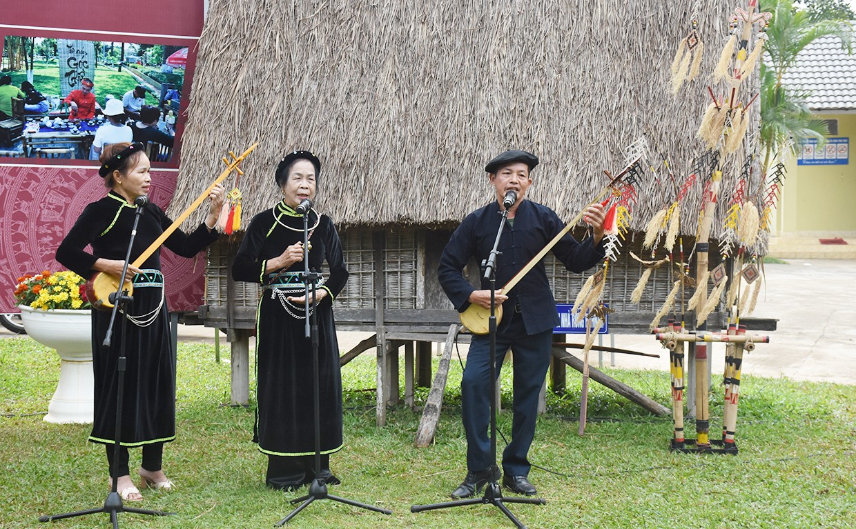 Thành viên Câu lạc bộ “Đàn tính-Hát then Bằng Lăng” biểu diễn tại Ngày hội Di sản văn hóa năm 2022. Ảnh: Trần Dung