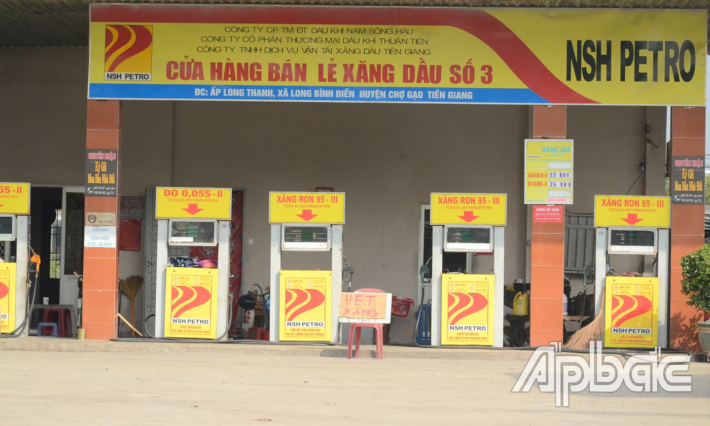 Một cửa hàng xăng, dầu tại xã Long Bình Điền, huyện Chợ Gạo treo bảng hết xăng. Ảnh chụp ngày 16-11-2022. Một cửa hàng xăng, dầu tại xã Long Bình Điền, huyện Chợ Gạo treo bảng hết xăng. Ảnh chụp ngày 16-11-2022.