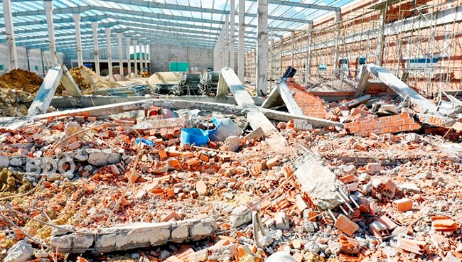 Bức tường đang thi công tại công trường xây dựng nhà máy Savvy Seafood (Khu công nghiệp Nhơn Hòa, TX An Nhơn) bị đổ sập giữa tháng 9.2022. Ảnh: MINH HOÀNG Bức tường đang thi công tại công trường xây dựng nhà máy Savvy Seafood (Khu công nghiệp Nhơn Hòa, TX An Nhơn) bị đổ sập giữa tháng 9.2022. Ảnh: MINH HOÀNG