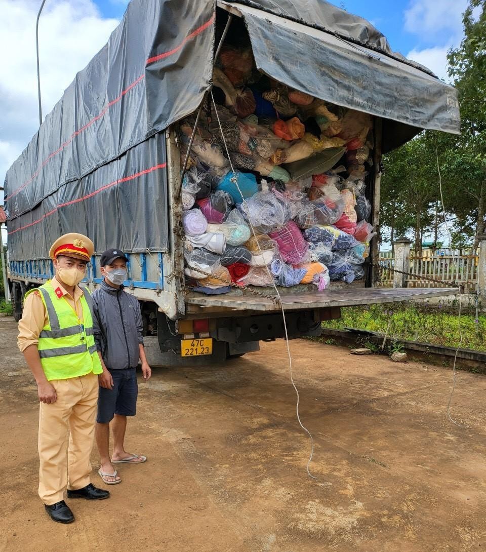 Lực lượng chức năng phát hiện xe vận tải chở gần 4.000 kg vải may mặc không chứng từ.