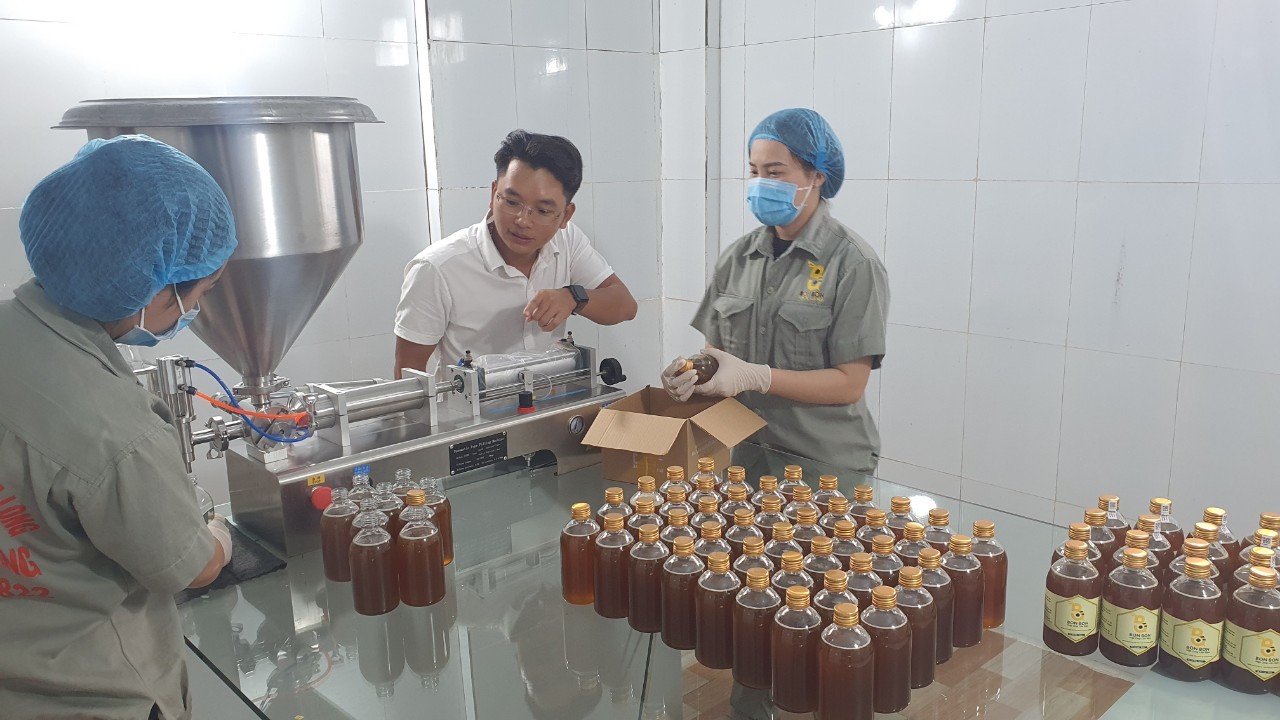 Công đoạn hoàn tất sản phẩm mật ong lên men Bon Bon của Công ty TNHH MTV Thương mại Kim Long (xã Ea Ngai, huyện Krông Búk). Công đoạn hoàn tất sản phẩm mật ong lên men Bon Bon của Công ty TNHH MTV Thương mại Kim Long (xã Ea Ngai, huyện Krông Búk).