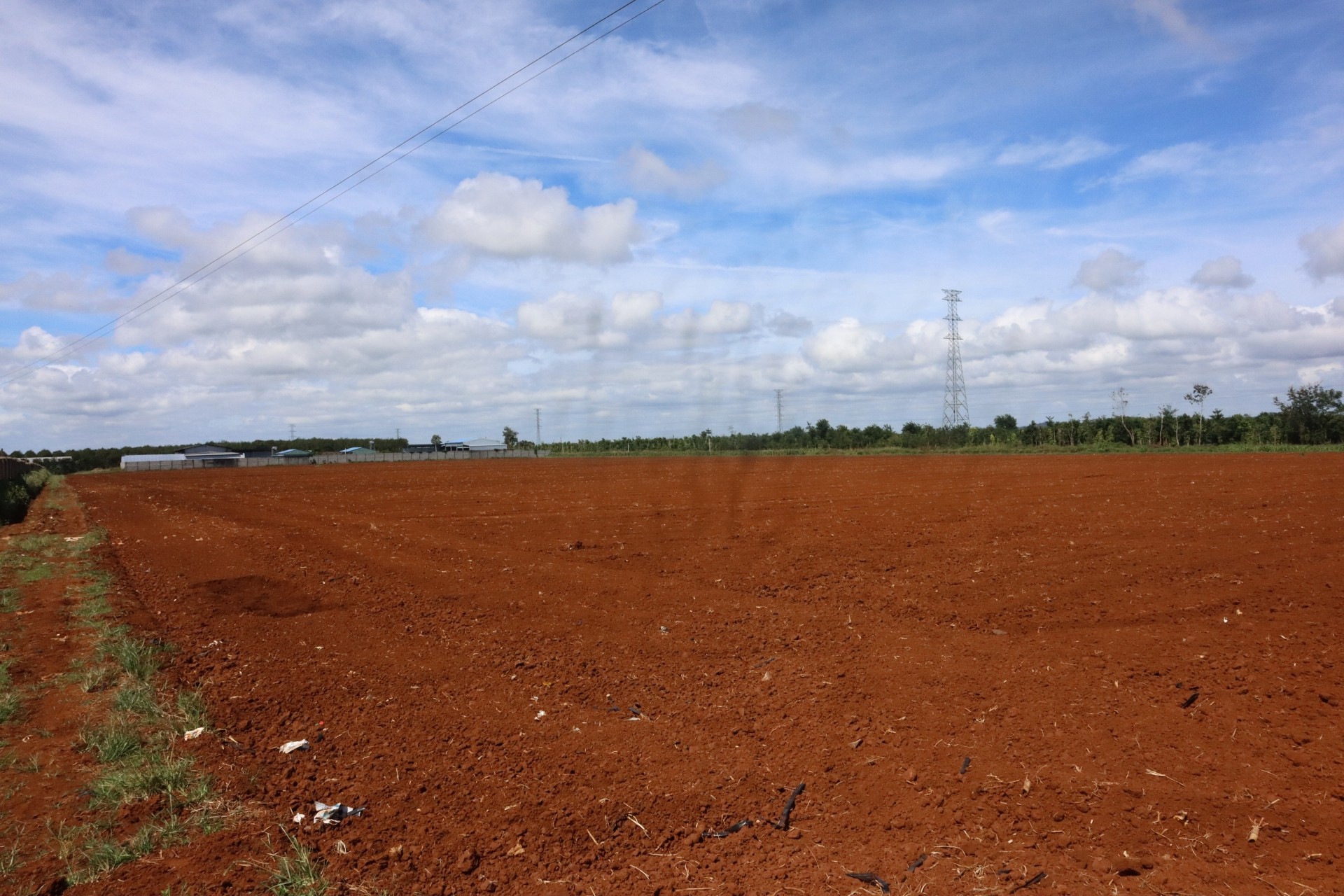 Dự án Nhà máy chế biến đá granit ốp lát Tấn Phát Đắk Lắk tại Cụm công nghiệp Cư Kuin đến nay vẫn chỉ là bãi đất trống. Dự án Nhà máy chế biến đá granit ốp lát Tấn Phát Đắk Lắk tại Cụm công nghiệp Cư Kuin đến nay vẫn chỉ là bãi đất trống.