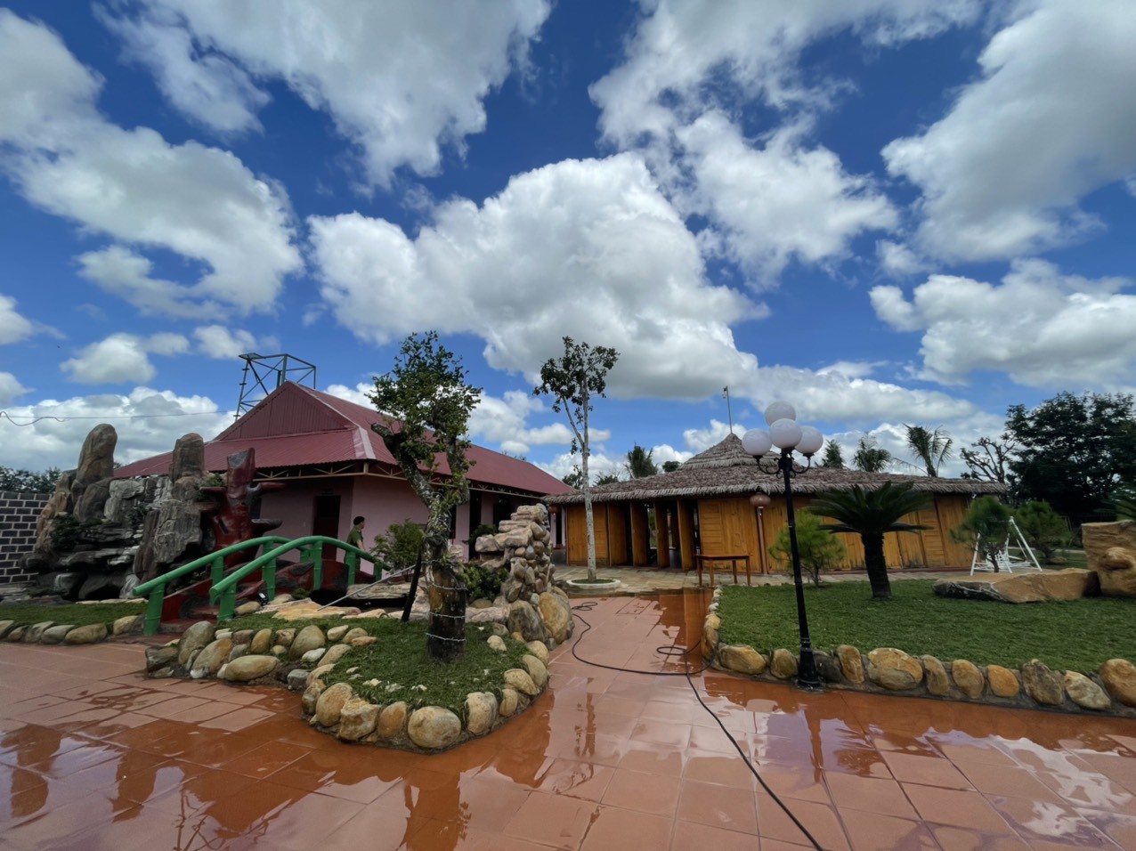 Bên trong khu biệt phủ tại xã Chư Á. Ảnh: Lê Anh