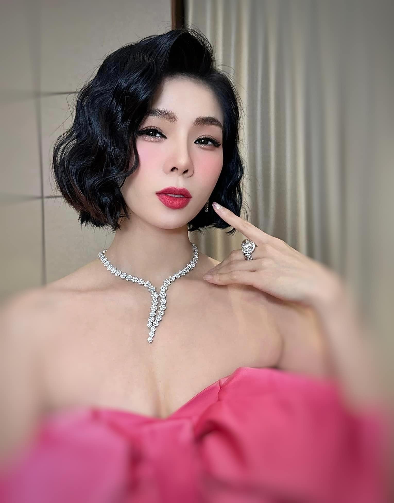 Lệ Quyên "phản pháo" gay gắt khi bị chê sân si Lệ Quyên "phản pháo" gay gắt khi bị chê sân si