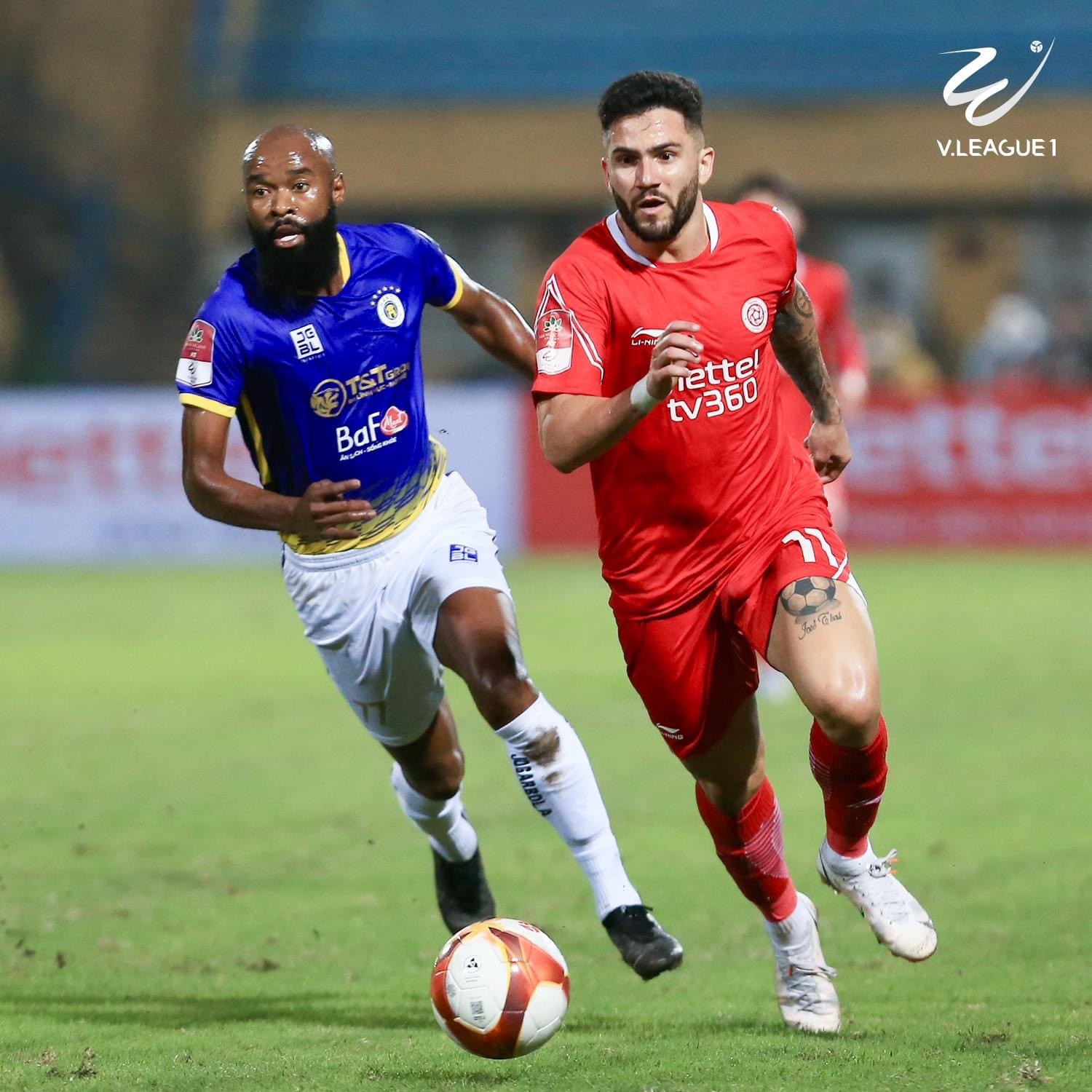 Khán giả phản ứng trọng tài bắt Hà Nội FC hoà Viettel
