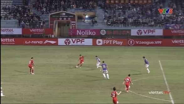 Khán giả phản ứng trọng tài bắt Hà Nội FC hoà Viettel