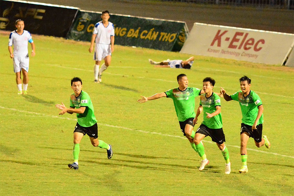 "Nín thở" chờ CLB chưa có nhà tài trợ: Ai cứu ở phút bù giờ? "Nín thở" chờ CLB chưa có nhà tài trợ: Ai cứu ở phút bù giờ?