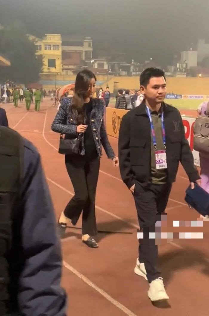 Đỗ Mỹ Linh nói gì trước hành động không mở cửa xe của chồng?