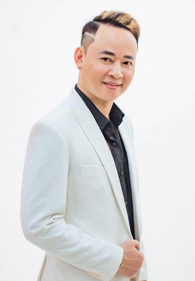 Nam diễn viên "Người phán xử" lên xe hoa lần thứ 4 với vợ trẻ kém 12 tuổi Nam diễn viên "Người phán xử" lên xe hoa lần thứ 4 với vợ trẻ kém 12 tuổi