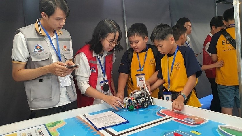 Vinamilk tiếp sức ‘chiến binh nhí’ trên sân chơi Robotacon WRO 2023 Vinamilk tiếp sức ‘chiến binh nhí’ trên sân chơi Robotacon WRO 2023