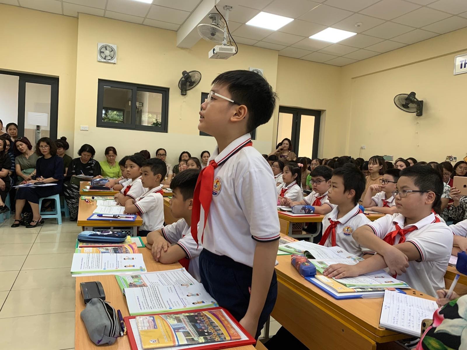 Chuyên đề toán lớp 4 Chương trình GDPT 2018: Hướng đến các tiết học vui vẻ, sôi nổi lấy học sinh làm trung tâm