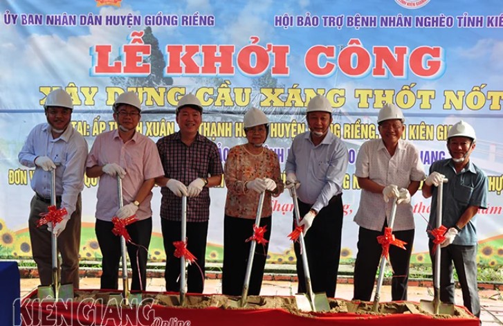 Giồng Riềng khởi công và khánh thành cầu nông thôn