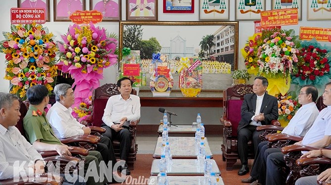 Kiên Giang: Bí thư Tỉnh ủy Đỗ Thanh Bình chúc mừng lễ Giáng sinh 2023 Tòa Giám mục Long Xuyên
