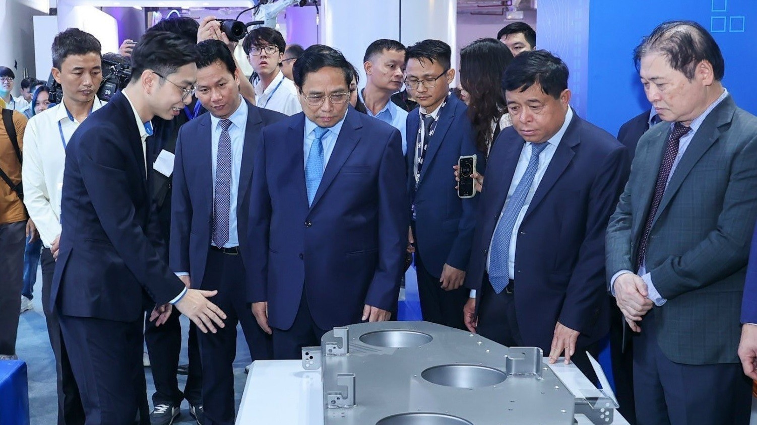 Một số suy nghĩ bước đầu về đột phá chiến lược trong thời kỳ mới