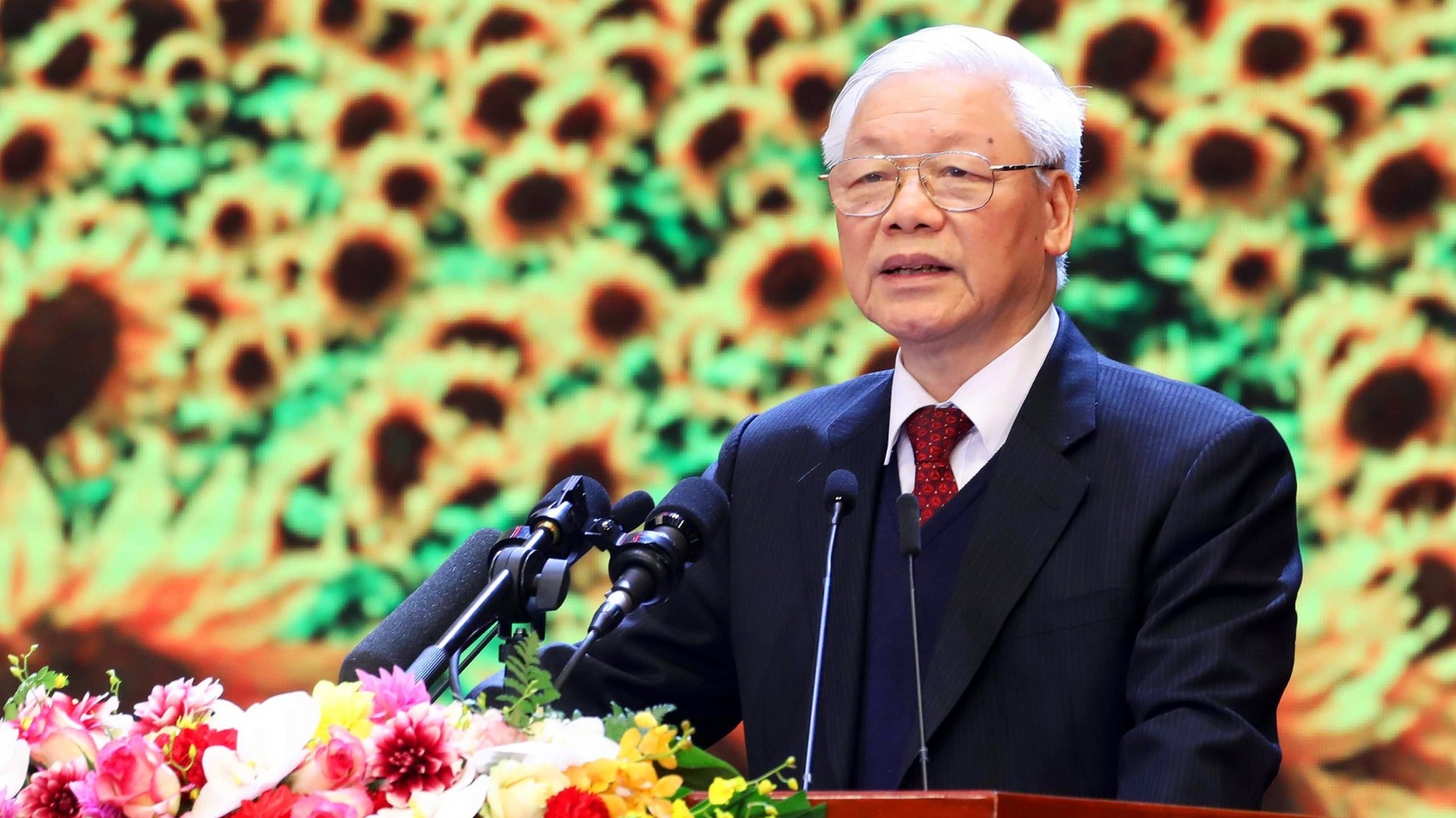 Tự hào và tin tưởng dưới lá cờ vẻ vang của Đảng, quyết tâm xây dựng một nước Việt Nam ngày càng giàu mạnh, văn minh, văn hiến và anh hùng