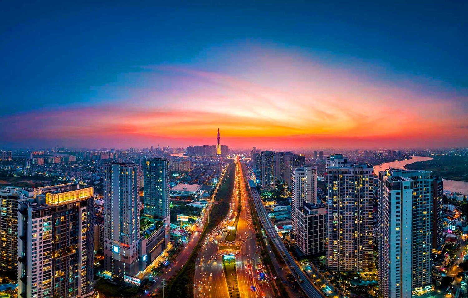 Tự hào và tin tưởng dưới lá cờ vẻ vang của Đảng, quyết tâm xây dựng một nước Việt Nam ngày càng giàu mạnh, văn minh, văn hiến và anh hùng