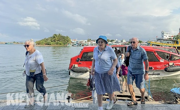 Kiên Giang: Siêu du thuyền Pháp ghé thăm đảo ngọc Phú Quốc Kiên Giang: Siêu du thuyền Pháp ghé thăm đảo ngọc Phú Quốc