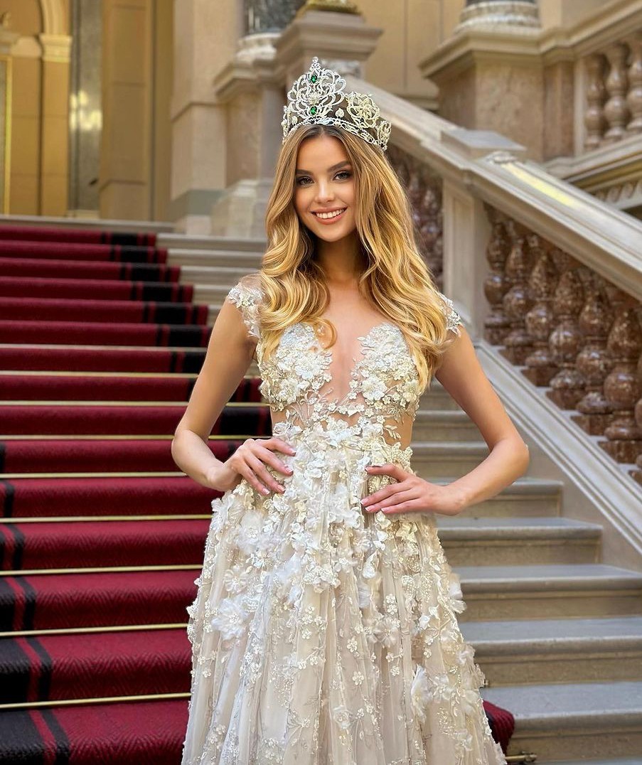 Nhan sắc đẹp như búp bê của tân Hoa hậu thế giới 2024 Nhan sắc đẹp như búp bê của tân Hoa hậu thế giới 2024