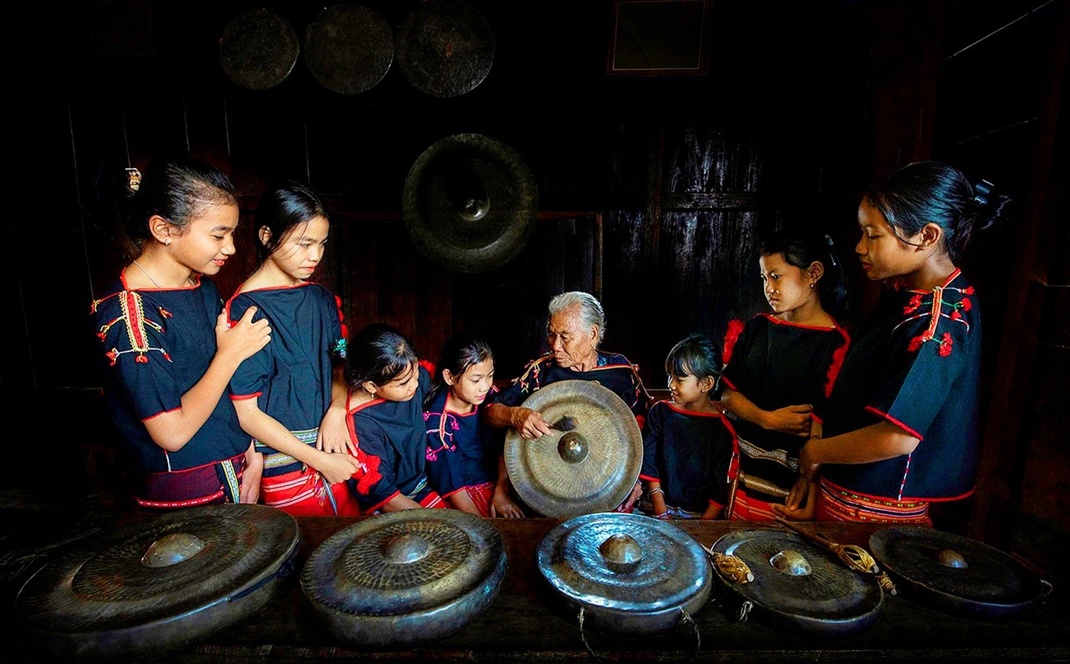 Trao truyền các giá trị văn hóa cho thế hệ mai sau (ảnh: Nguyễn Hữu Hùng) _Nguồn: nhiepanhdoisong.vn