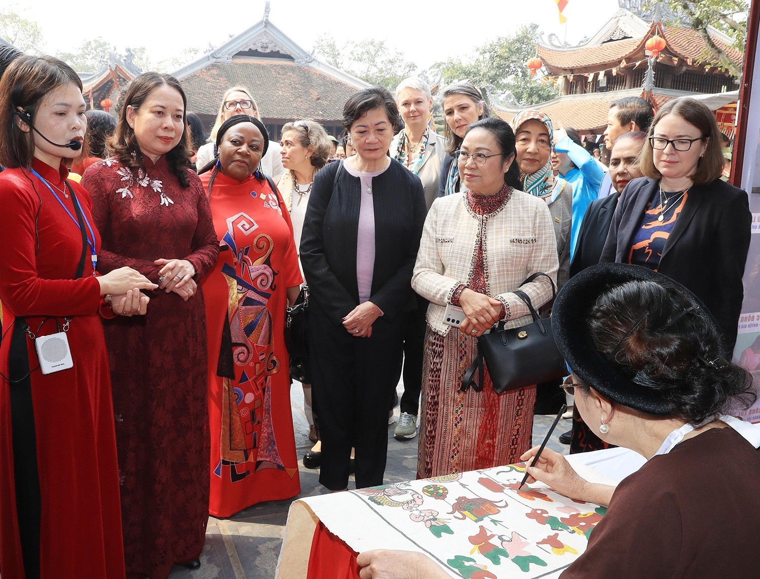 Các hình thức biểu hiện của văn hóa trong chính trị Các hình thức biểu hiện của văn hóa trong chính trị