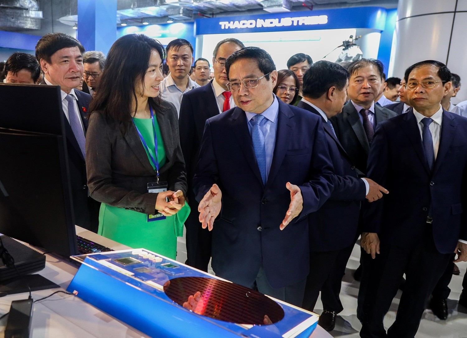 Ủy viên Bộ Chính trị, Thủ tướng Chính phủ Phạm Minh Chính tham quan sản phẩm công nghệ trưng bày tại Triển lãm quốc tế Đổi mới sáng tạo Việt Nam 2023 _Nguồn: vietnamplus.vn Ủy viên Bộ Chính trị, Thủ tướng Chính phủ Phạm Minh Chính tham quan sản phẩm công nghệ trưng bày tại Triển lãm quốc tế Đổi mới sáng tạo Việt Nam 2023 _Nguồn: vietnamplus.vn