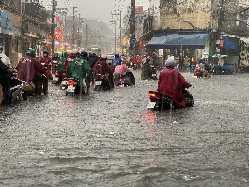 Mưa to trắng trời, nhiều tuyến đường TP.HCM ngập nặng Mưa to trắng trời, nhiều tuyến đường TP.HCM ngập nặng