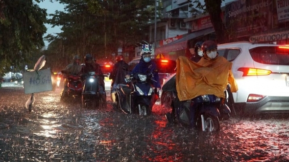 Mưa to trắng trời, nhiều tuyến đường TP.HCM ngập nặng