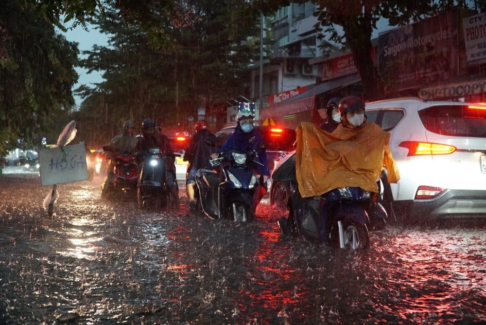 Mưa to trắng trời, nhiều tuyến đường TP.HCM ngập nặng Mưa to trắng trời, nhiều tuyến đường TP.HCM ngập nặng