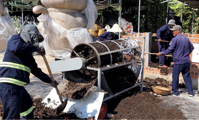 Nhân rộng mô hình phân loại và ủ rác hữu cơ thành phân bón tại Phú Yên