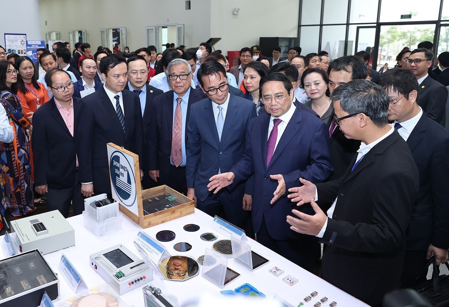 Ủy viên Bộ Chính trị, Thủ tướng Chính phủ Phạm Minh Chính tham quan trưng bày các sản phẩm chế biến, chế tạo của Đại học Quốc gia Hà Nội cơ sở Hoà Lạc _Ảnh: TTXVN Ủy viên Bộ Chính trị, Thủ tướng Chính phủ Phạm Minh Chính tham quan trưng bày các sản phẩm chế biến, chế tạo của Đại học Quốc gia Hà Nội cơ sở Hoà Lạc _Ảnh: TTXVN