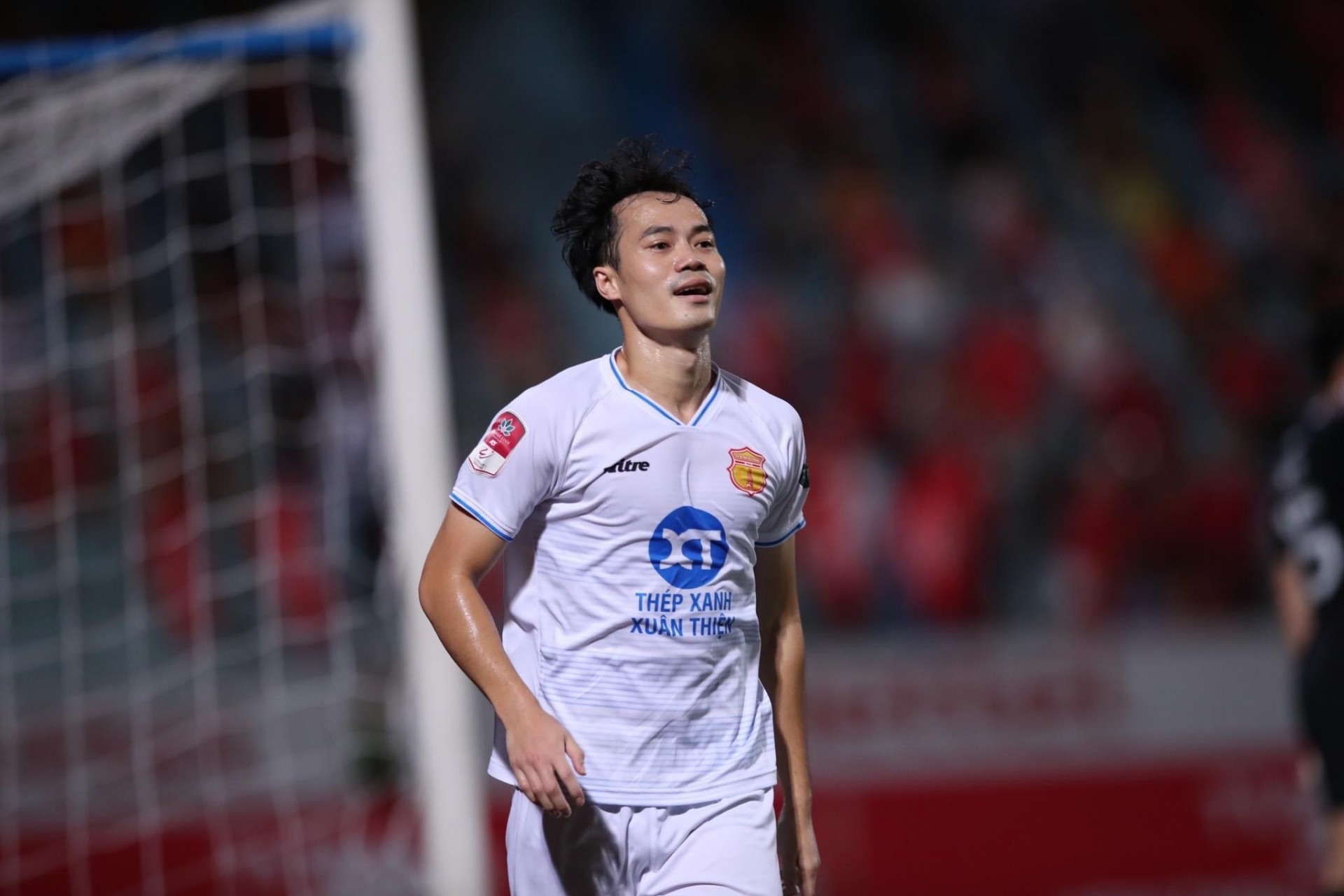 Văn Toàn khiến HLV Kim Sang Sik lo sốt vó