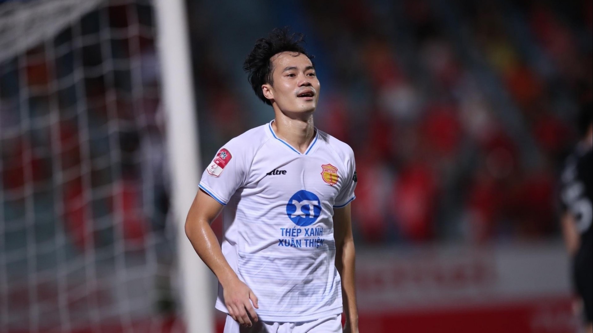 Văn Toàn khiến HLV Kim Sang Sik lo sốt vó