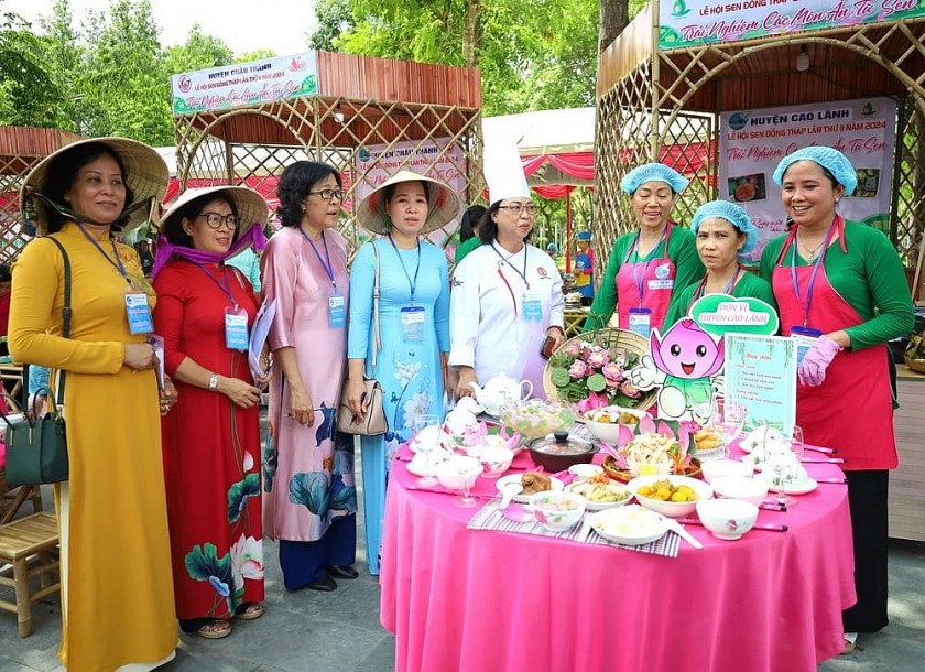 Lễ hội Sen Đồng Tháp thu hút trên 200.000 lượt khách