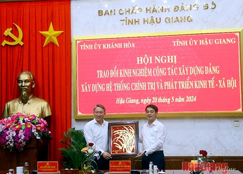 Khánh Hoà và Hậu Giang trao đổi kinh nghiệm Khánh Hoà và Hậu Giang trao đổi kinh nghiệm