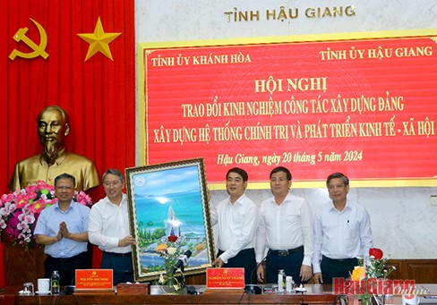 Khánh Hoà và Hậu Giang trao đổi kinh nghiệm Khánh Hoà và Hậu Giang trao đổi kinh nghiệm