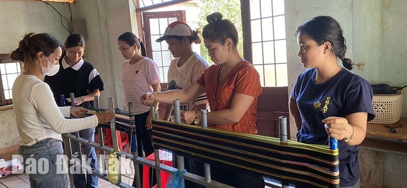 Dạy nghề để bảo tồn nghề dệt thổ cẩm truyền thống