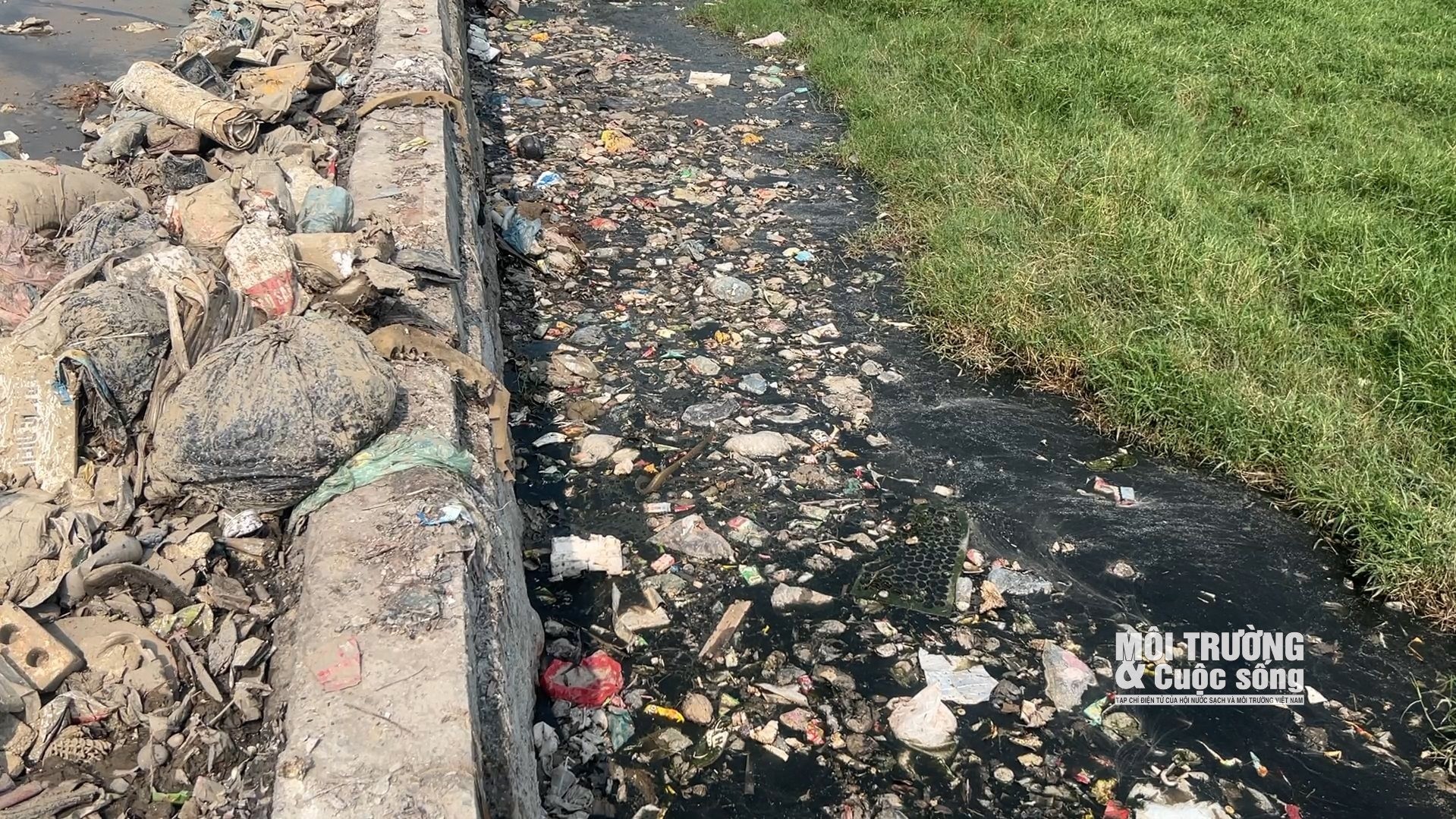 Quốc Oai (Hà Nội): Cần nhanh chóng vào cuộc xử lý tình trạng rác thải “tràn” khỏi bãi rác gây ô nhiễm môi trường Quốc Oai (Hà Nội): Cần nhanh chóng vào cuộc xử lý tình trạng rác thải “tràn” khỏi bãi rác gây ô nhiễm môi trường