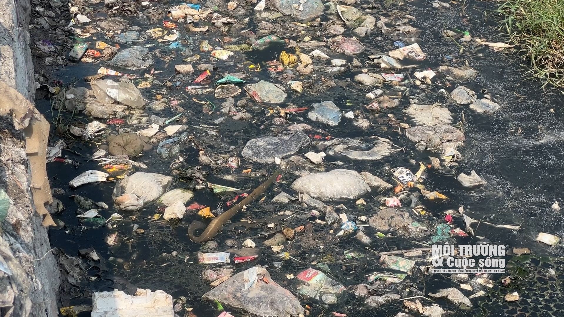 Quốc Oai (Hà Nội): Cần nhanh chóng vào cuộc xử lý tình trạng rác thải “tràn” khỏi bãi rác gây ô nhiễm môi trường Quốc Oai (Hà Nội): Cần nhanh chóng vào cuộc xử lý tình trạng rác thải “tràn” khỏi bãi rác gây ô nhiễm môi trường